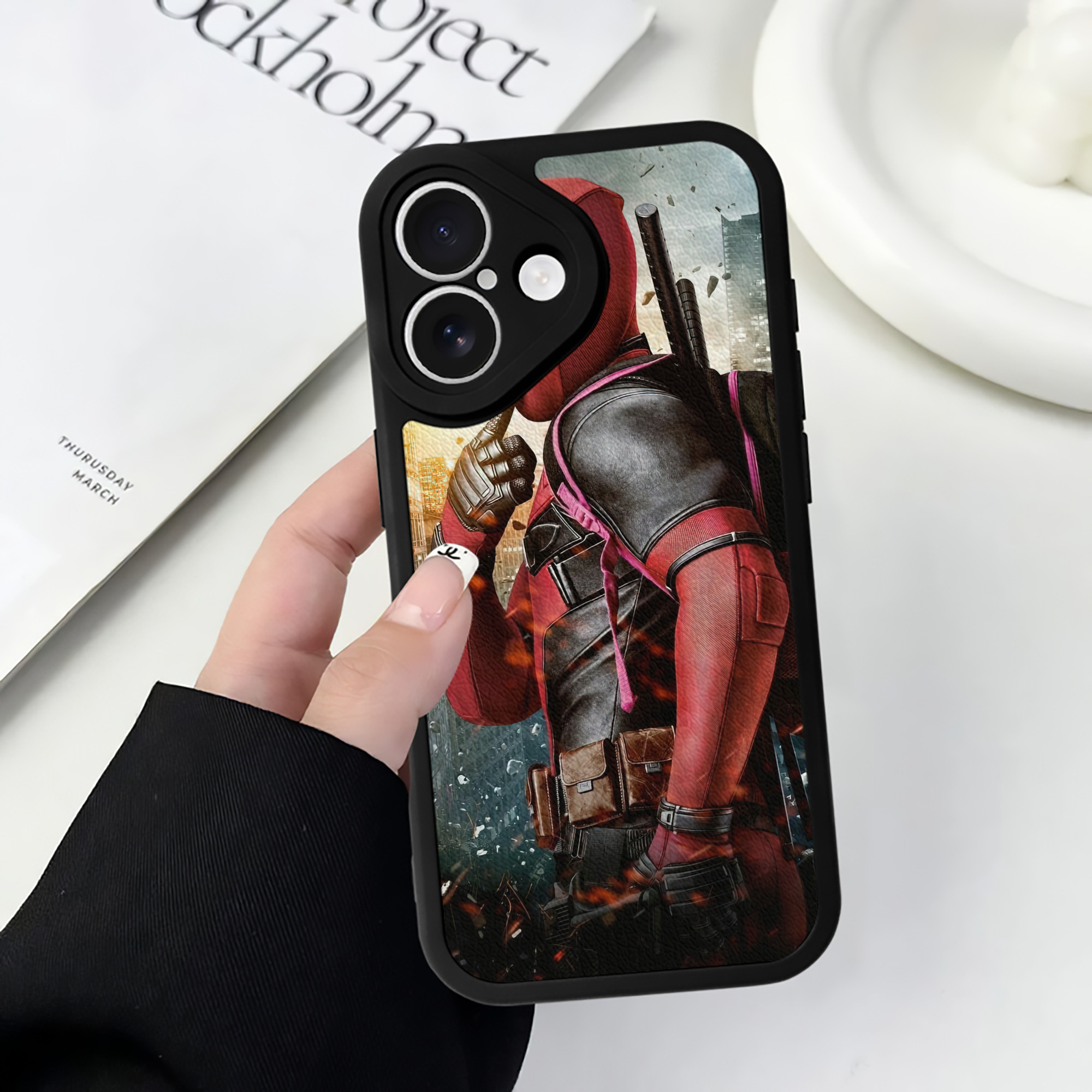 （画像用） Deadpool デッドプール 【iPhone 16シリーズ対応】シリコンスマホケース（レザー調） 材質：シリコン